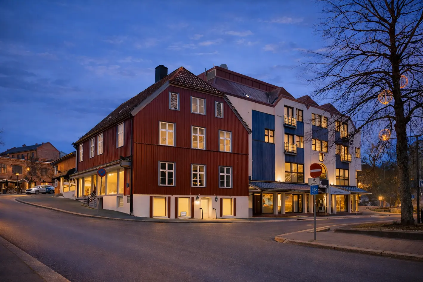Arealeffektiv 1-roms på 48m² BRA midt i sentrum - Heis og balkong mot bakgård - 10. min til tog og 100 m til buss