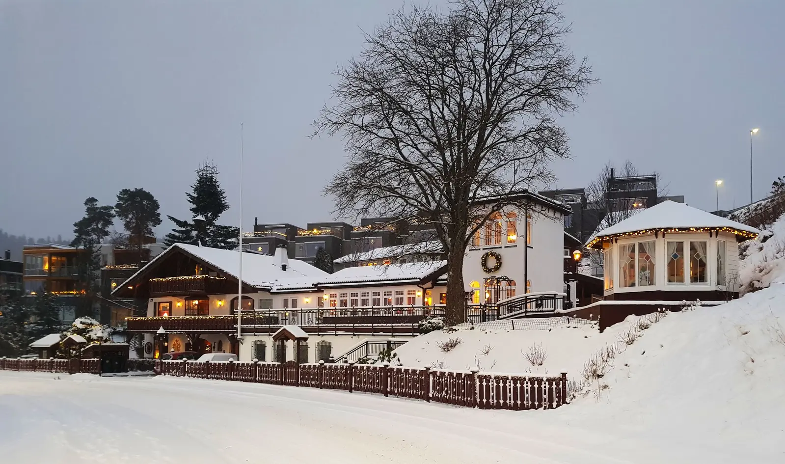 NY PRIS! Bolig med store bruksmuligheter. Garasjeplass til hele sju biler, evt lagerplass/arbeidsplass for egen bedrift. photo 2