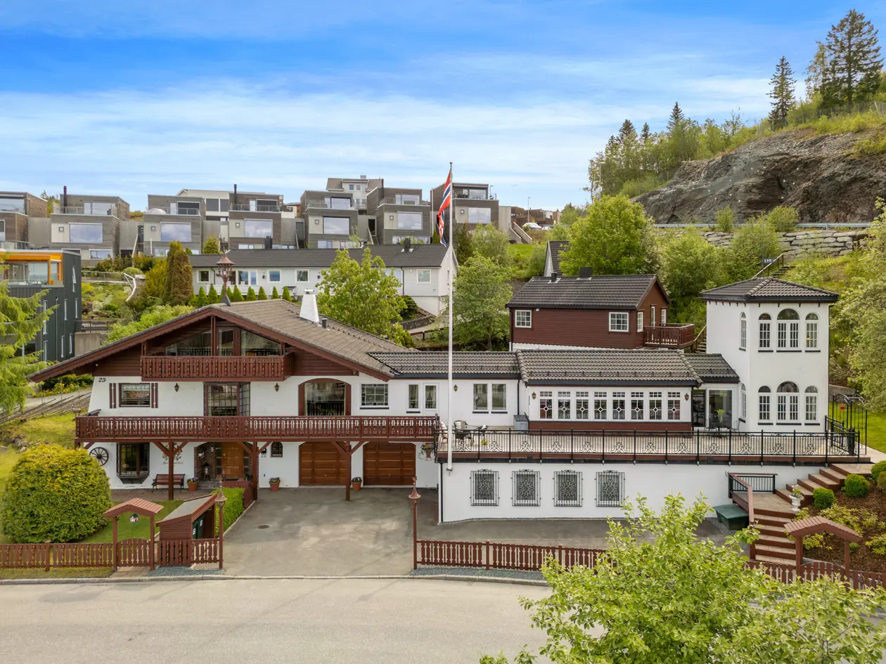NY PRIS! Bolig med store bruksmuligheter. Garasjeplass til hele sju biler, evt lagerplass/arbeidsplass for egen bedrift. photo 1