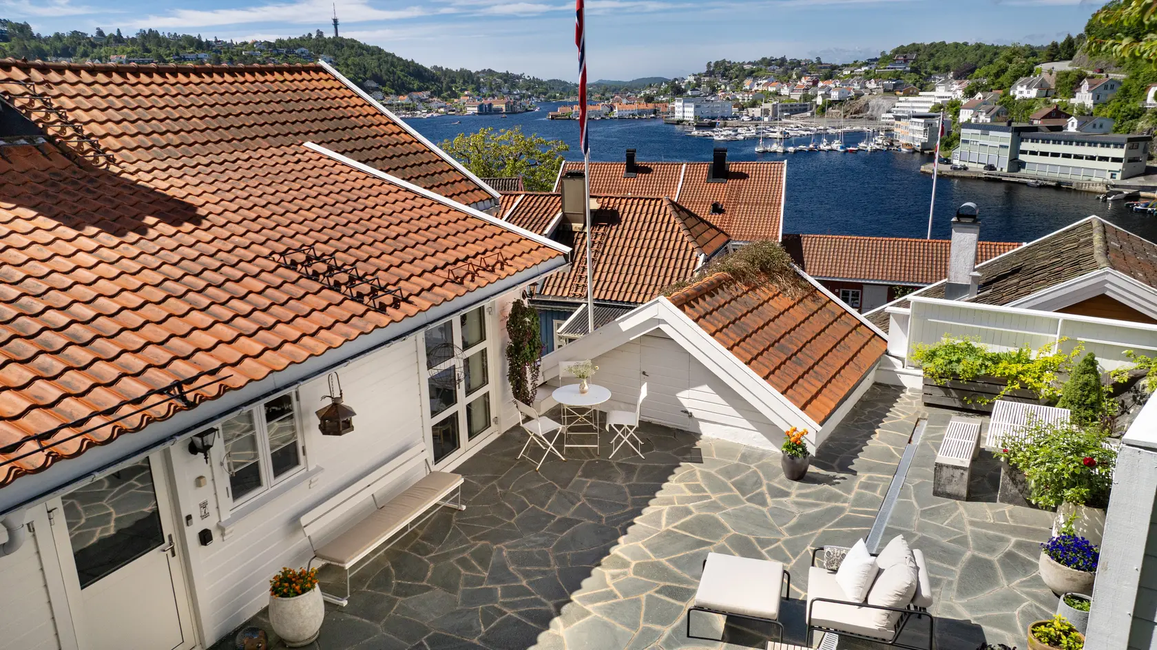 NY pris!Unik perle midt i Arendal sentrum - høy standard og flott utsikt mot indre havn - gode solforhold - ikke boplikt photo 2