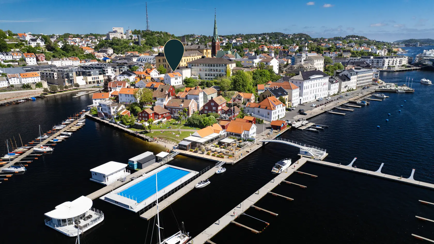 NY pris!Unik perle midt i Arendal sentrum - høy standard og flott utsikt mot indre havn - gode solforhold - ikke boplikt