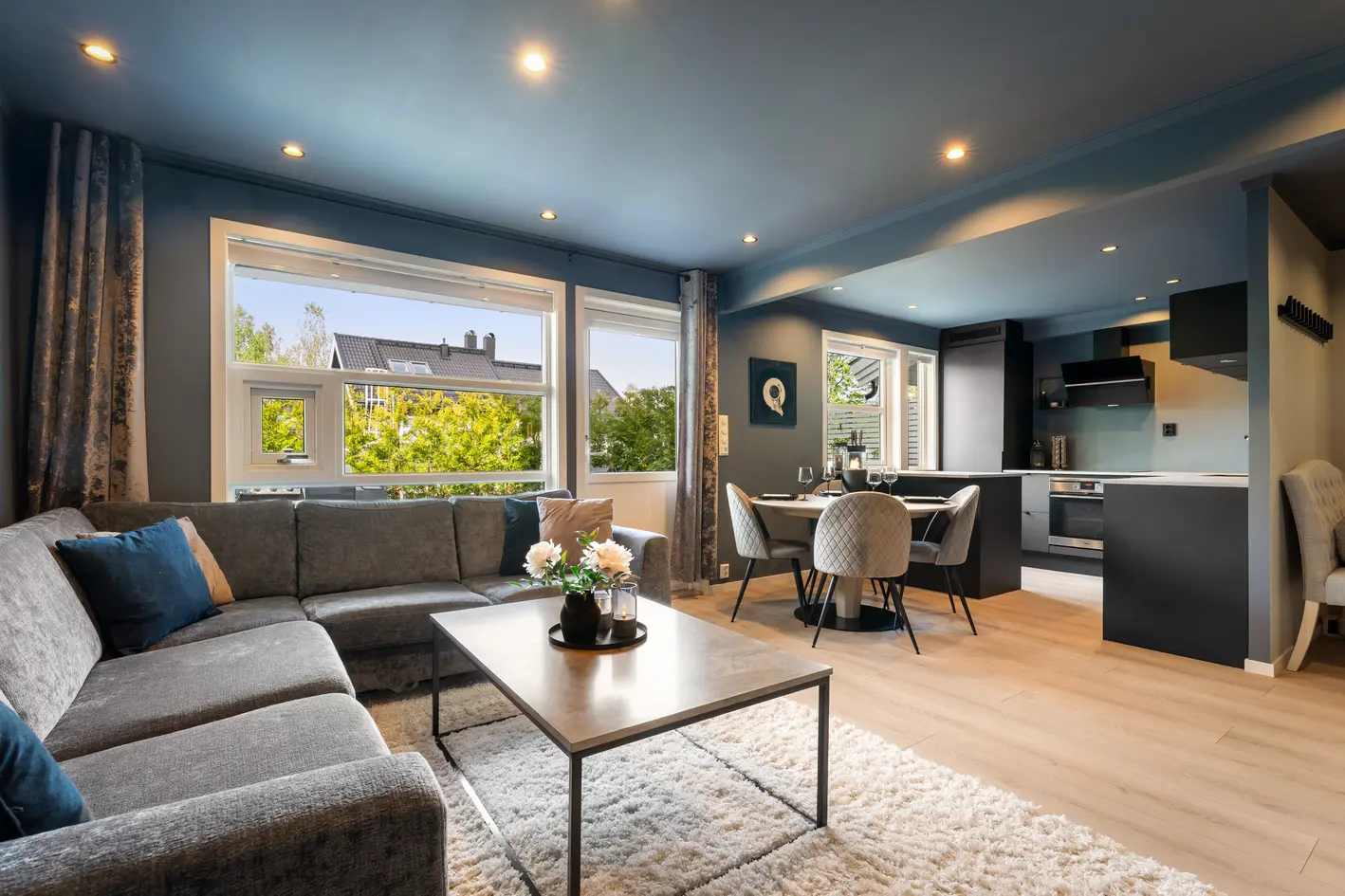 Lekker og oppusset (2020) 2-roms leilighet med vestvendt terrasse på hele 37m² og garasjeplass. Rolig, men sentralt! - View 2