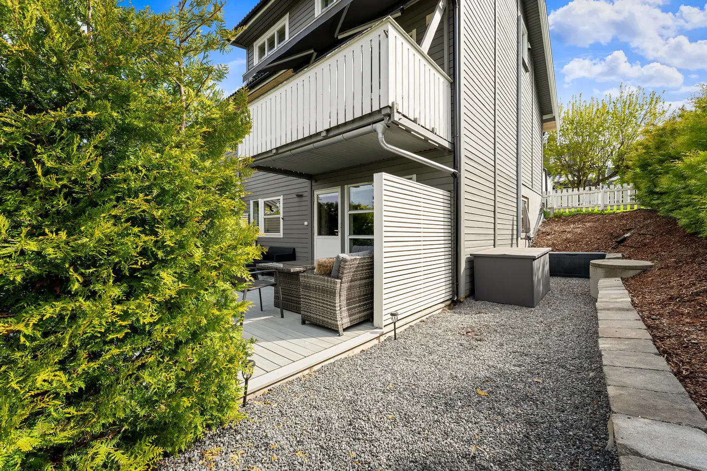 Lekker og oppusset (2020) 2-roms leilighet med vestvendt terrasse på hele 37m² og garasjeplass. Rolig, men sentralt! - View 4