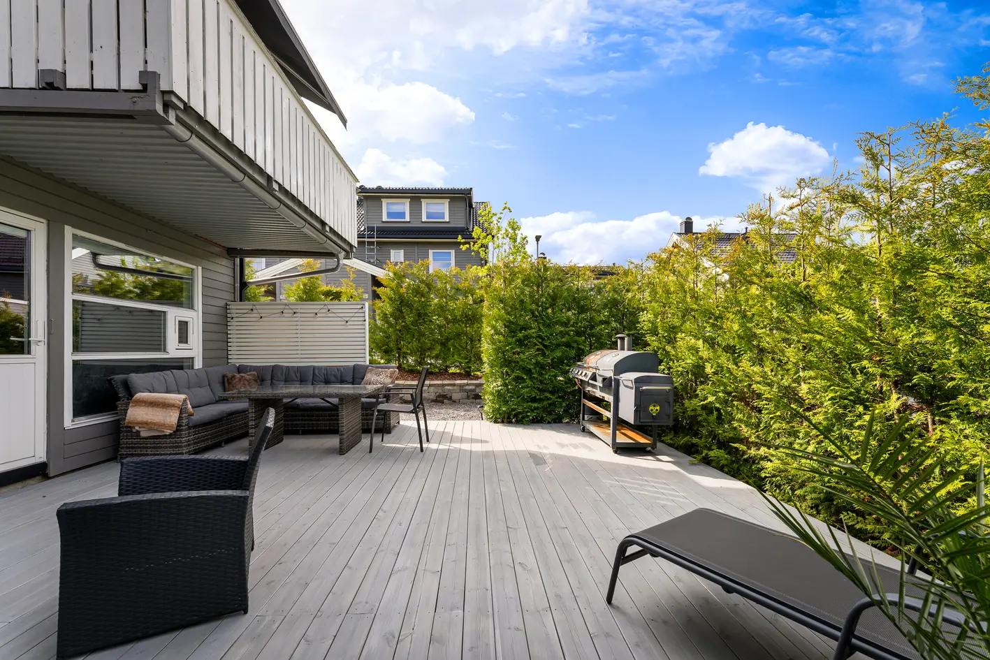 Lekker og oppusset (2020) 2-roms leilighet med vestvendt terrasse på hele 37m² og garasjeplass. Rolig, men sentralt!