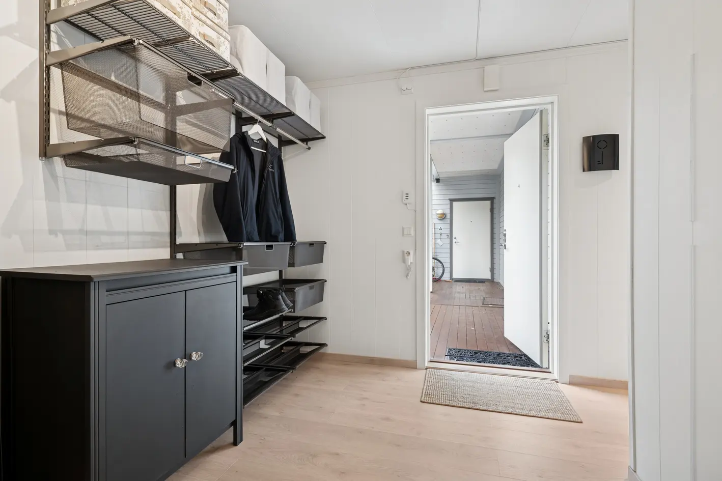 Oppgradert og trivelig 3-roms på Borgen! | God planløsning | Vestvendt terrasse | P-plass og bod | Rolige omgivelser! photo 3