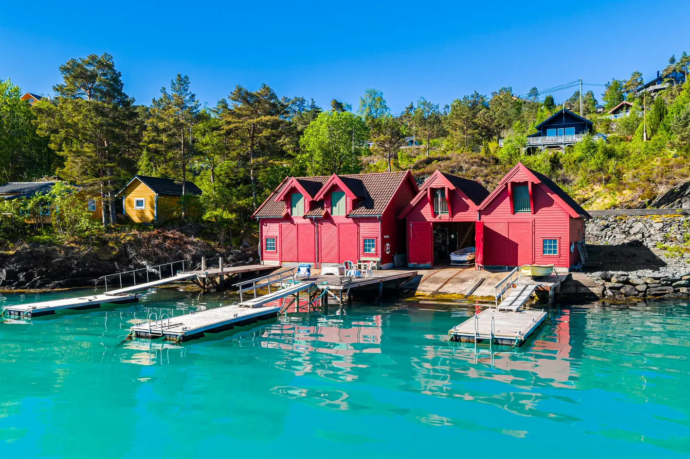 Onarheim | Hytte over to plan med naust, brygge og fantastisk fjordutsikt. Solrike uteområder og gode turmuligheter - View 3
