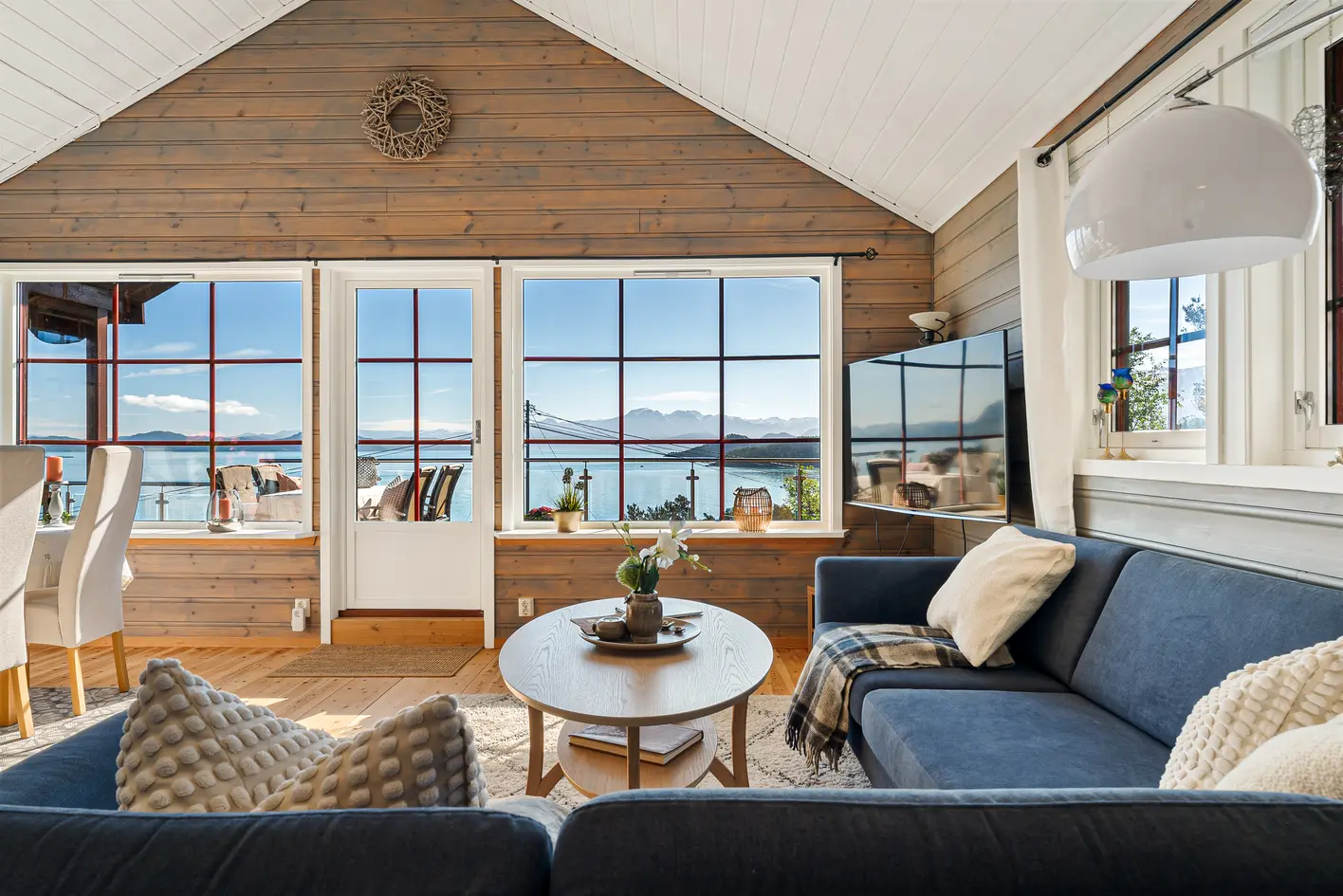 Onarheim | Hytte over to plan med naust, brygge og fantastisk fjordutsikt. Solrike uteområder og gode turmuligheter - More