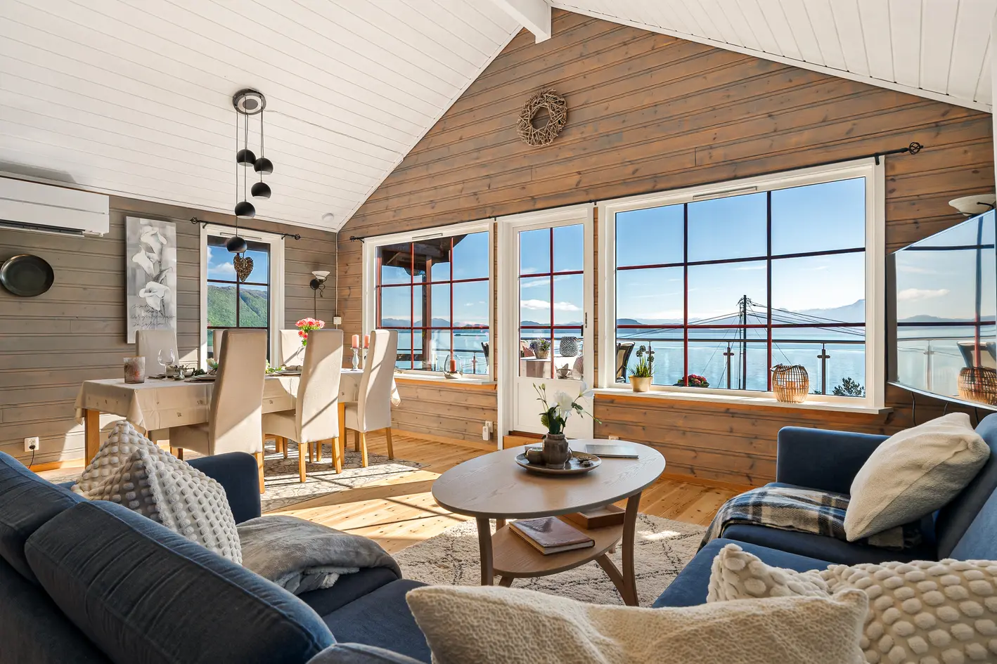 Onarheim | Hytte over to plan med naust, brygge og fantastisk fjordutsikt. Solrike uteområder og gode turmuligheter - View 6