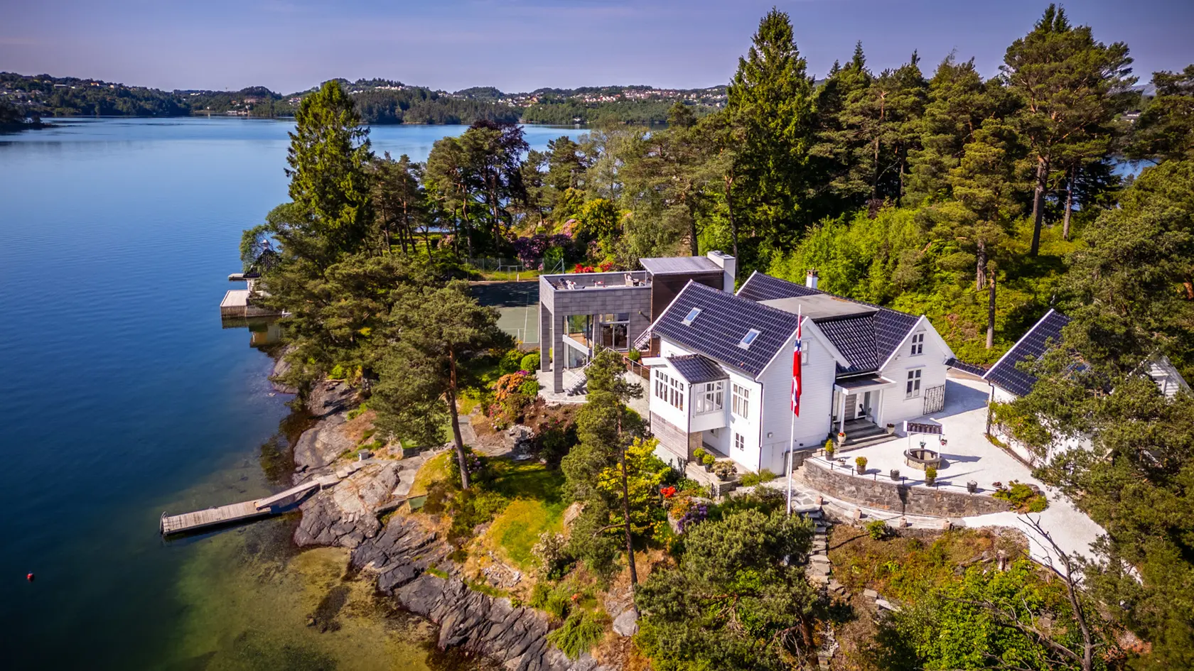 Stor enebolig med sjøutsikt og fantastisk uteområde | Strandlinje på 50m og kai | Dobbel garasje | Takterrasse photo 1