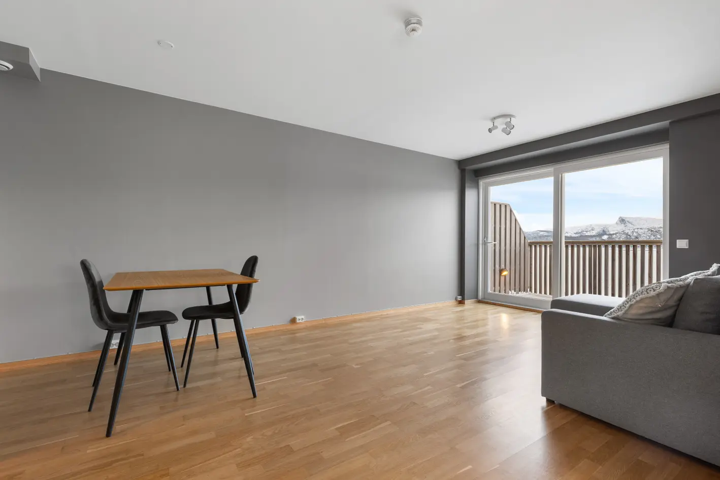 Lys og innbydende 3-roms andelsleilighet | Solrik balkong med fantastisk utsikt | Moderne løsninger | Heis i bygget photo 3