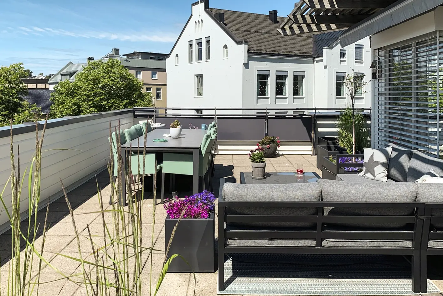 Fantastisk og innholdsrik selveierleilighet i 4.etasje med 100 kvm privat terrasse! Sol fra morgen til kveld. 