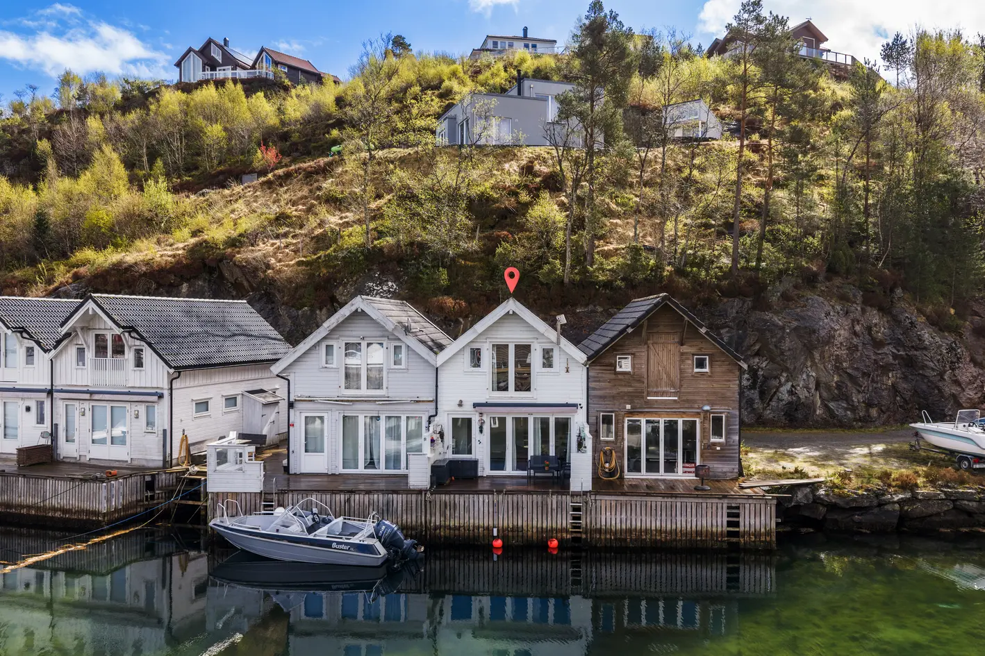 Innholdsrikt og pent naust med vestvendt og solrik beliggenhet, auklandshamn