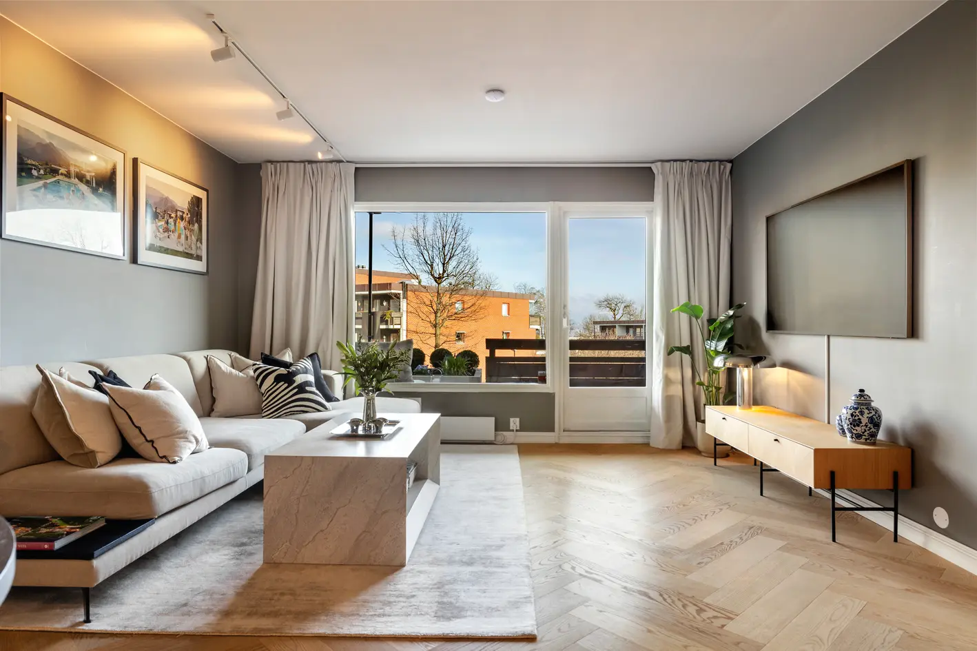 Lys og moderne 2-roms leilighet med rolig og tilbaketrukket beliggenhet | Walk-in closet | Balkong | Garasjeplass  photo 3