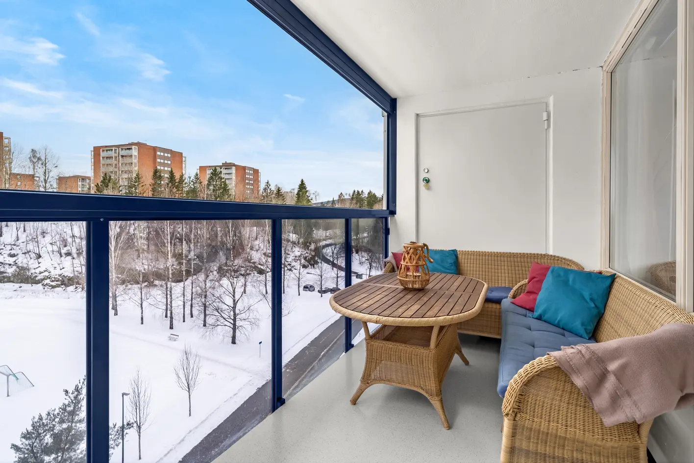 Attraktiv og romslig 4-roms med gjennomgående planløsning | 2 innglassede balkonger | Garasjeplass | V.V. inkl.  photo 5
