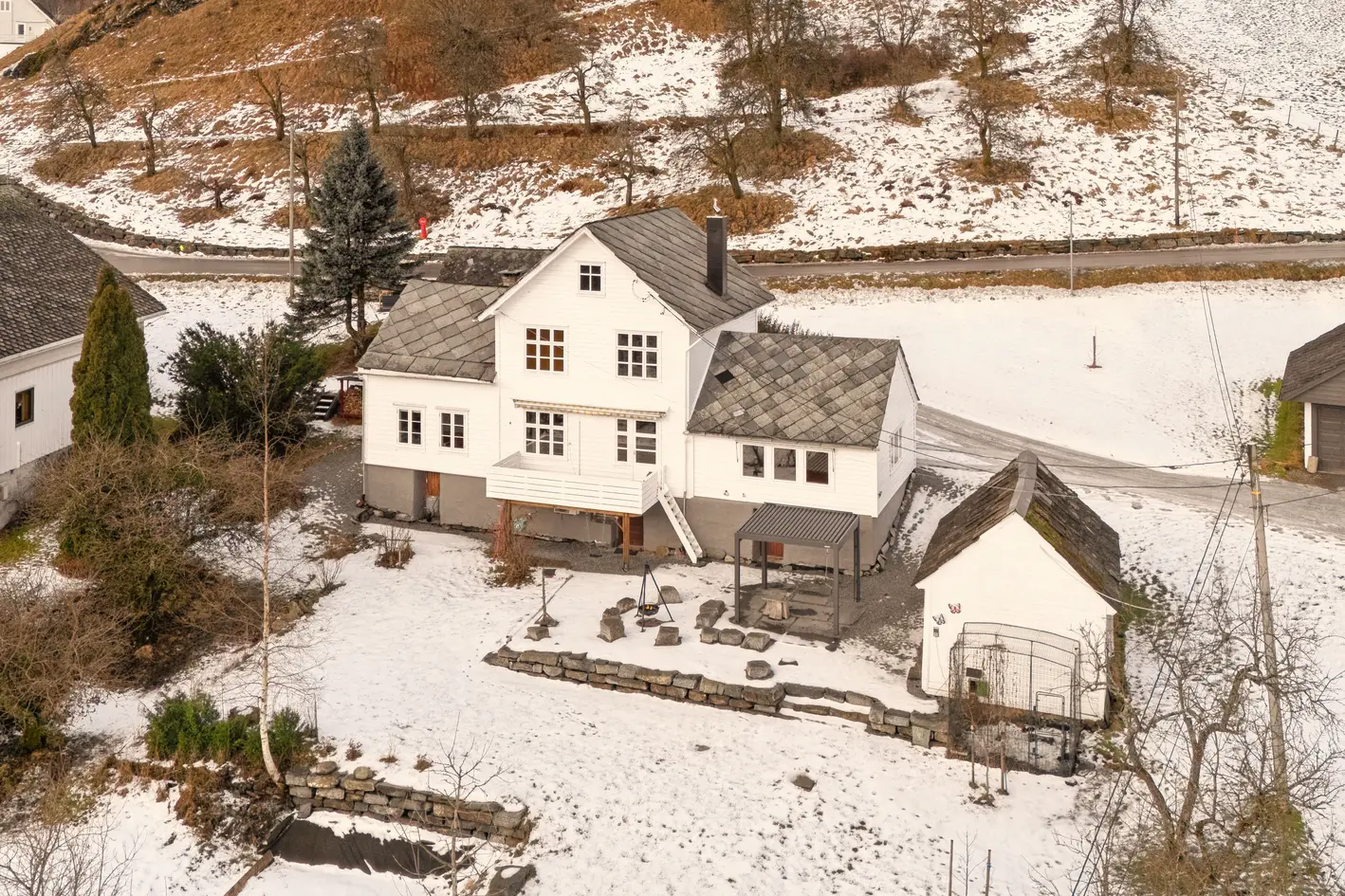 NORHEIMSUND | Renovert enebolig med stabbur og uthus | Stor tomt med nydelig utsikt og gode solforhold | Sentralt