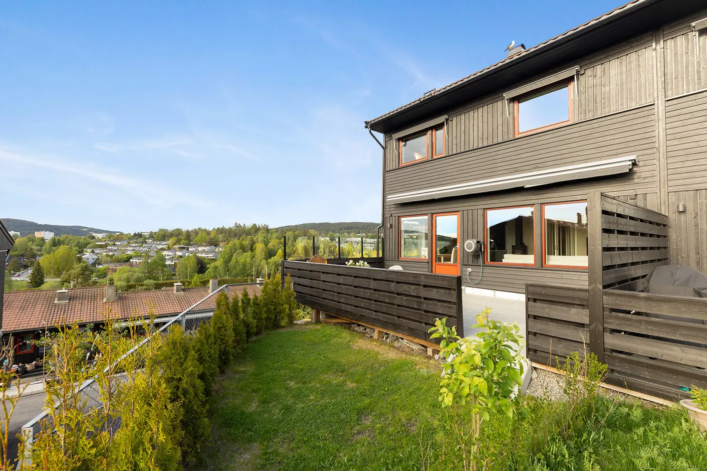 Moderne rekkehus fra 2022 | Solrike terrasser | 3 soverom | Garasje med elbillader | Hage | Nybyggaranti, oslo