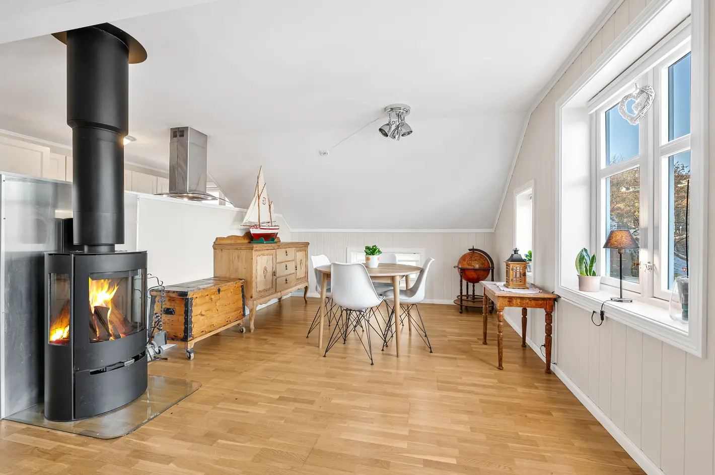 Pen & romslig 4-roms toppleilighet fra 2014 med usjenert terrasse, peis og god planløsning. Parkeringsleie. Sentralt photo 2