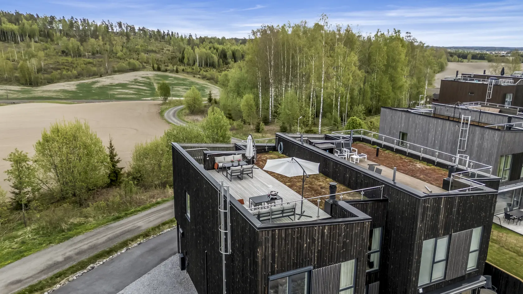 Stilfull og moderne 1/2 av tomannsbolig fra 2021 med endebeliggenhet mot marka! Herlig takterrasse | Stor hage | 5 sov   photo 5
