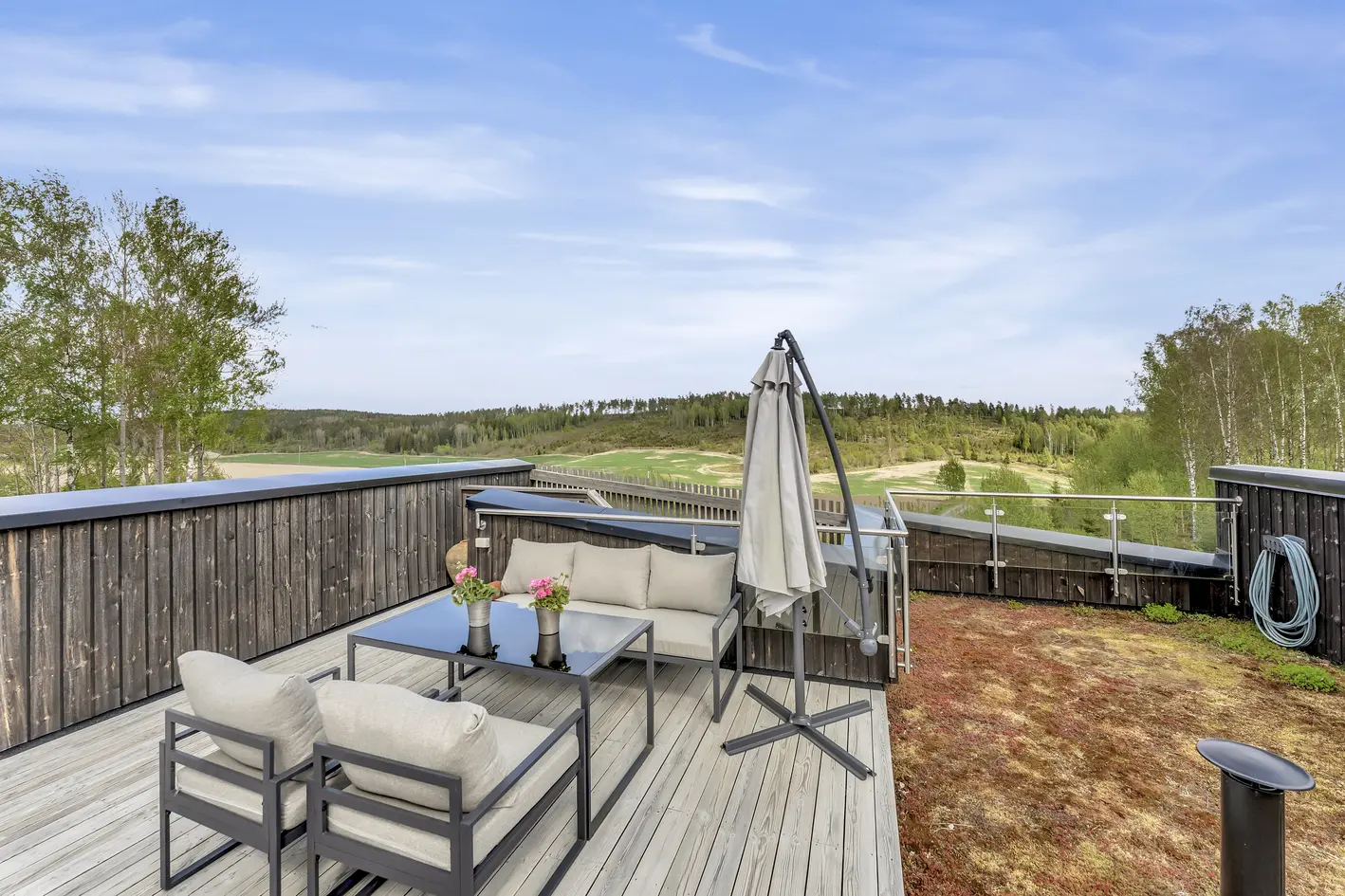Stilfull og moderne 1/2 av tomannsbolig fra 2021 med endebeliggenhet mot marka! Herlig takterrasse | Stor hage | 5 sov   photo 2