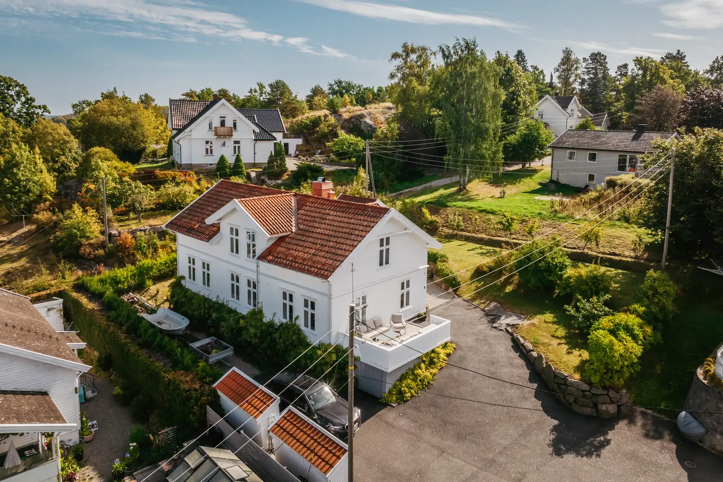 Klassiske linjer, lun atmosfære, romslig takhøyde, store rom, utestue, påbegynt hybel. Trenger jeg å si noe mer? photo 2