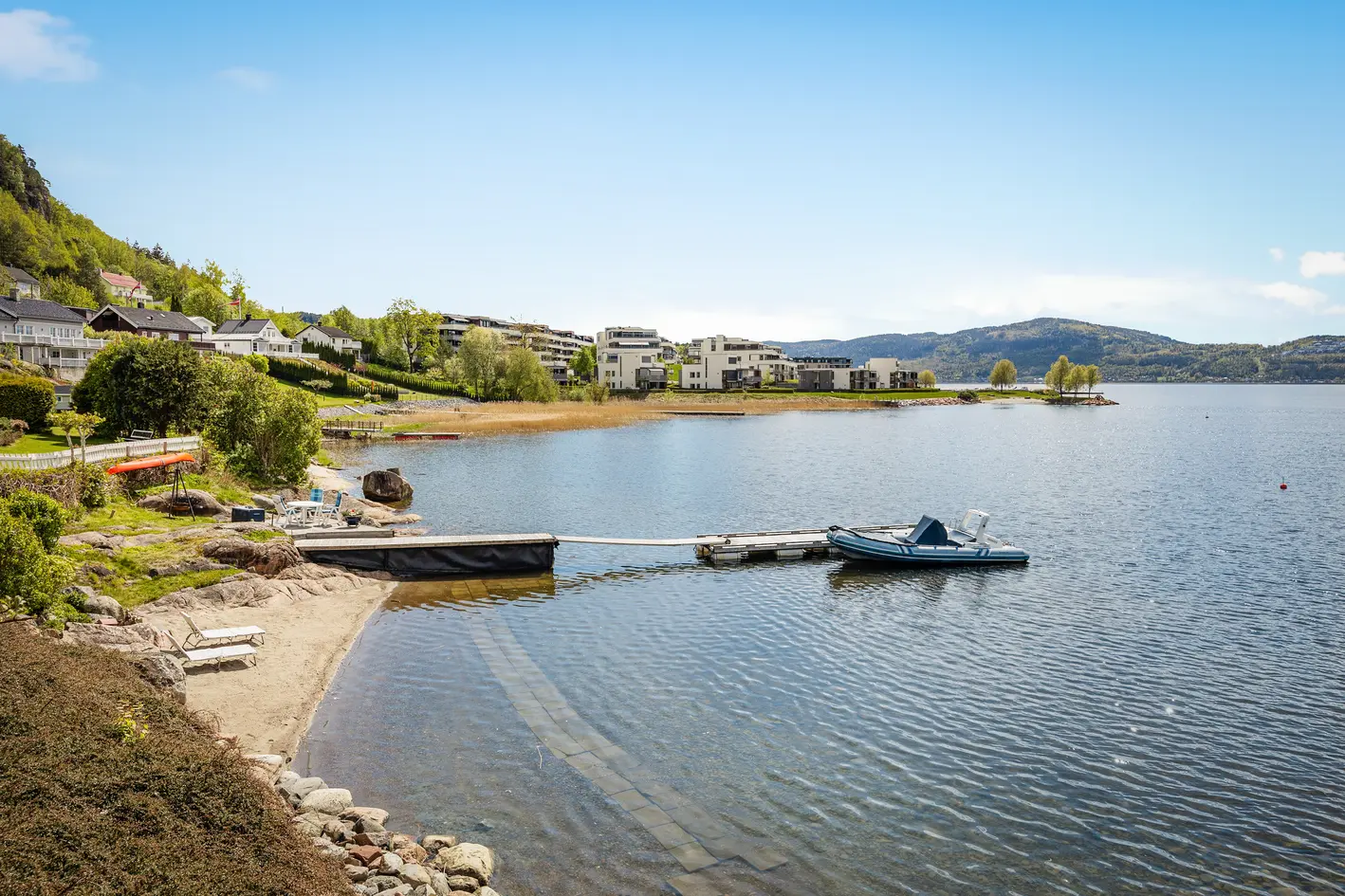 Prakteiendom med unik beliggenhet langs fjorden. Enebolig med egen strandlinje. Svært solrikt med suveren utsikt. photo 5