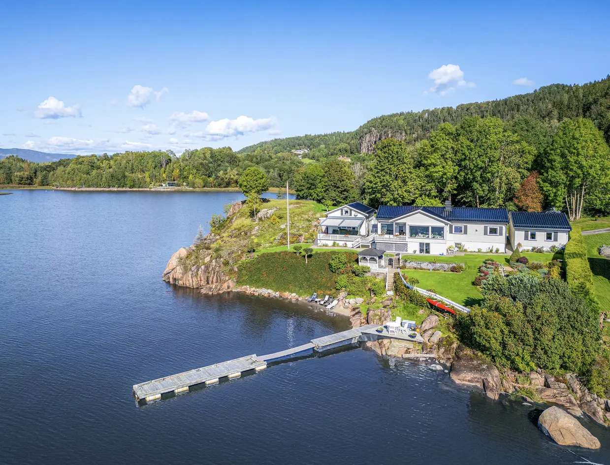 Prakteiendom med unik beliggenhet langs fjorden. Enebolig med egen strandlinje. Svært solrikt med suveren utsikt. photo 3