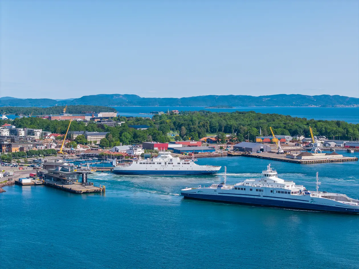 3-roms leilighet beliggende i 2. etasje med stor og delvis overbygd balkong og vannbåren varme via radiatorer. photo 2