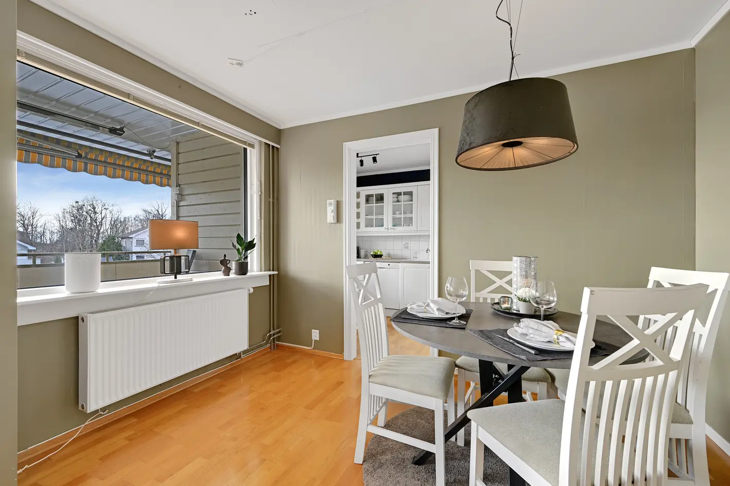 3-roms leilighet beliggende i 2. etasje med stor og delvis overbygd balkong og vannbåren varme via radiatorer. photo 4