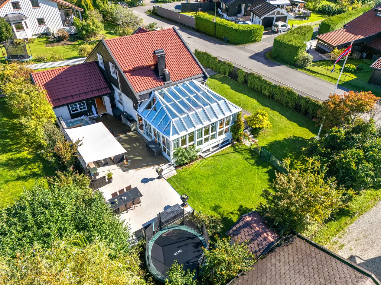 Stor innbydende generasjonsbolig, 5 sov, 2 innganger, tinglyst båtplass, solrik uteplass, stille og sjarmerende blindvei photo 3