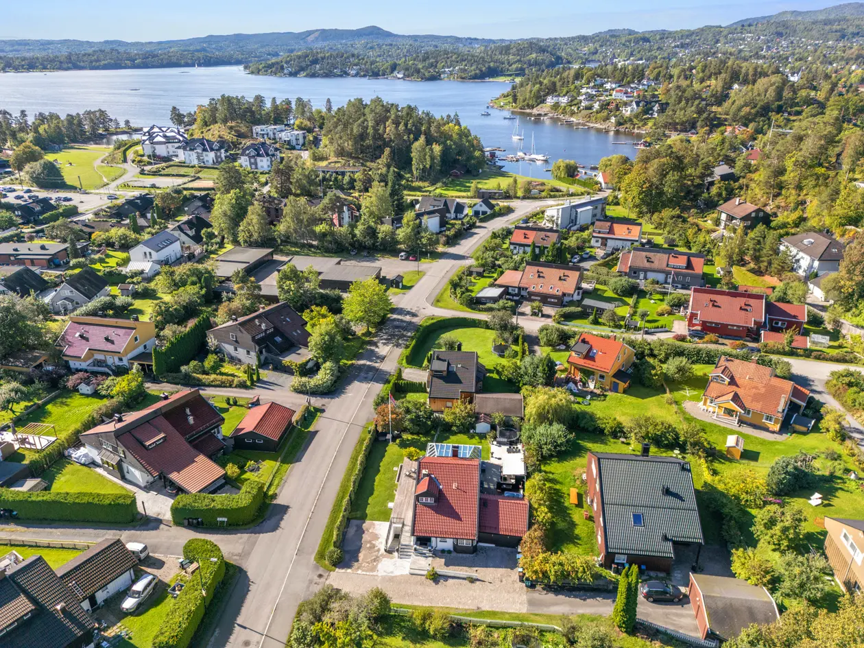 Stor innbydende generasjonsbolig, 5 sov, 2 innganger, tinglyst båtplass, solrik uteplass, stille og sjarmerende blindvei photo 4