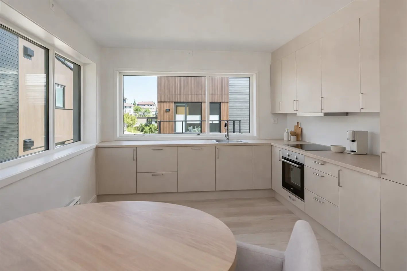 Delikat ny leilighet med rolig beliggenhet - 2 soverom -Carport - 2. etg. - Privat takterrasse - Balkong -Pendlermuligheter. photo 3