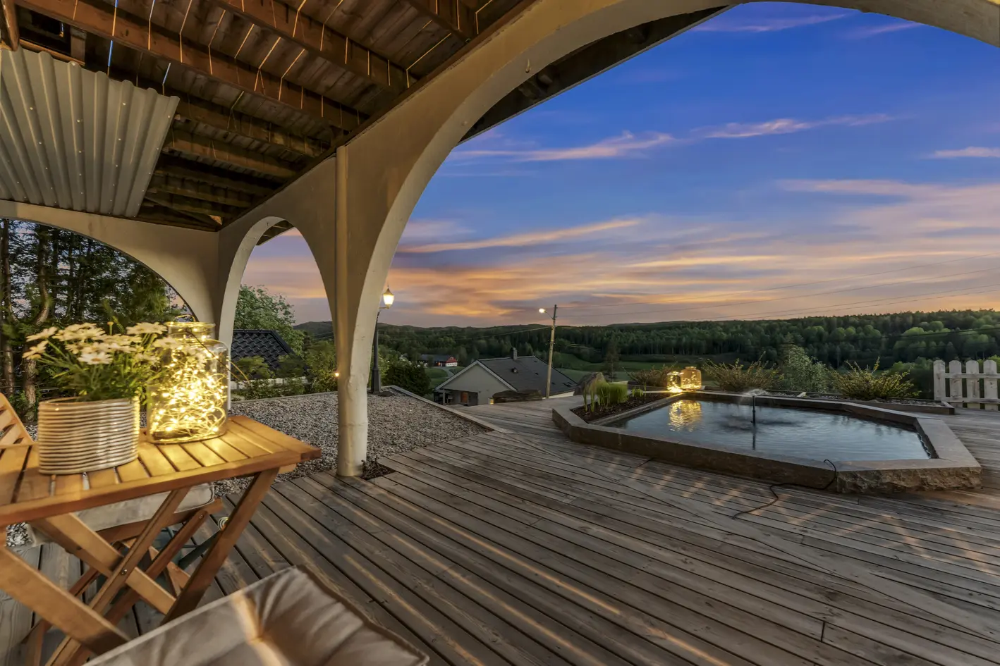 Tiltalende og stor enebolig med herlig utsikt fra høydedrag! Stor tomt med 140 m2 terrasseareal | Garasje | God standard photo 2