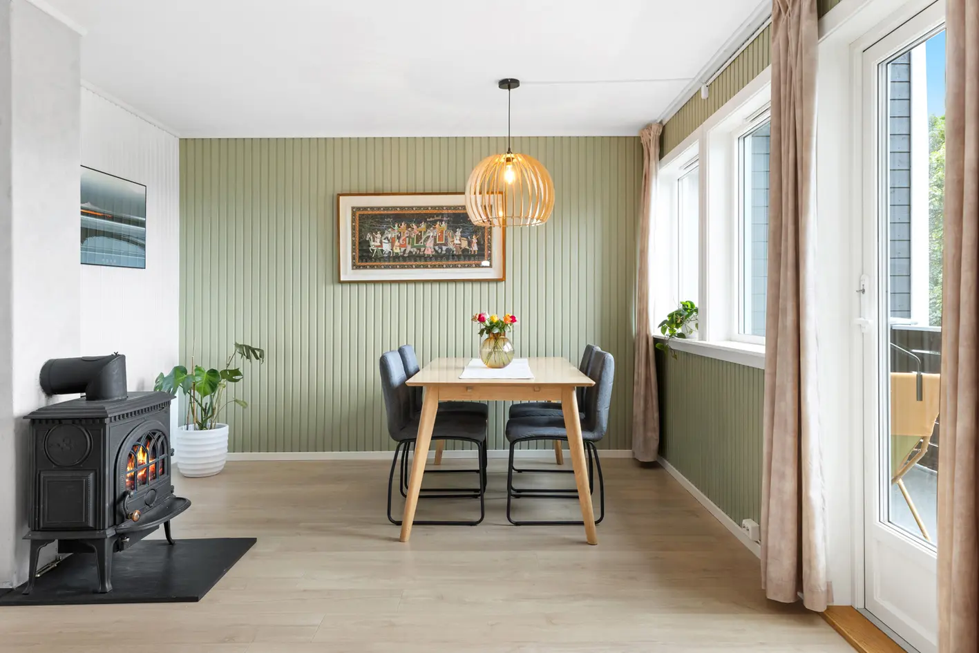 Barnevennlig rekkehus over 2 plan. 3 soverom og flere uteplasser. Modernisert i 23/24 photo 2