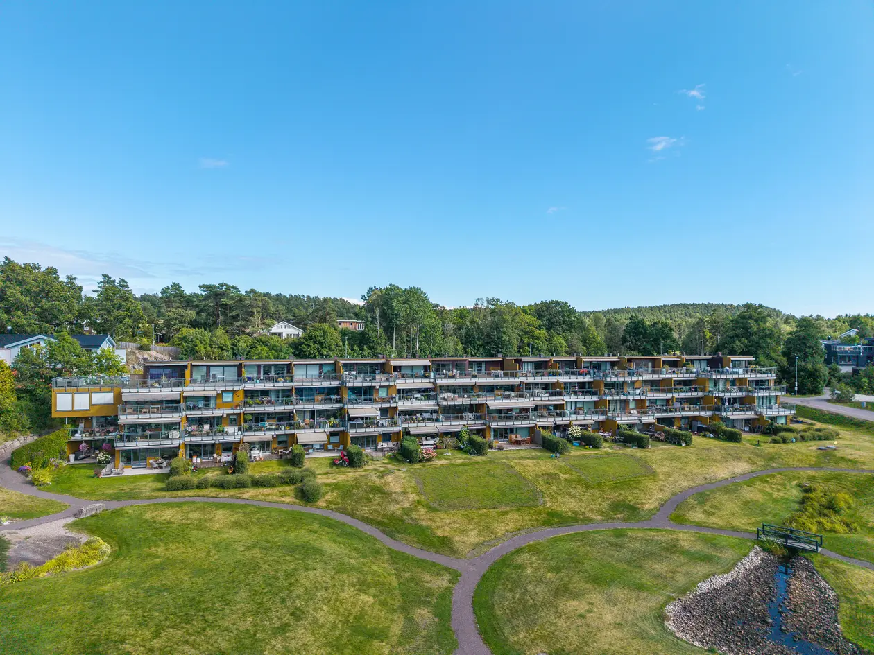 Unik toppleilighet over to plan med nydelig sjøutsikt - to store vestvendte terrasser og garasjeplass. Båtplass! photo 4