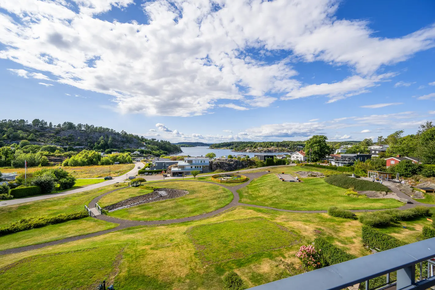 Unik toppleilighet over to plan med nydelig sjøutsikt - to store vestvendte terrasser og garasjeplass. Båtplass! photo 5