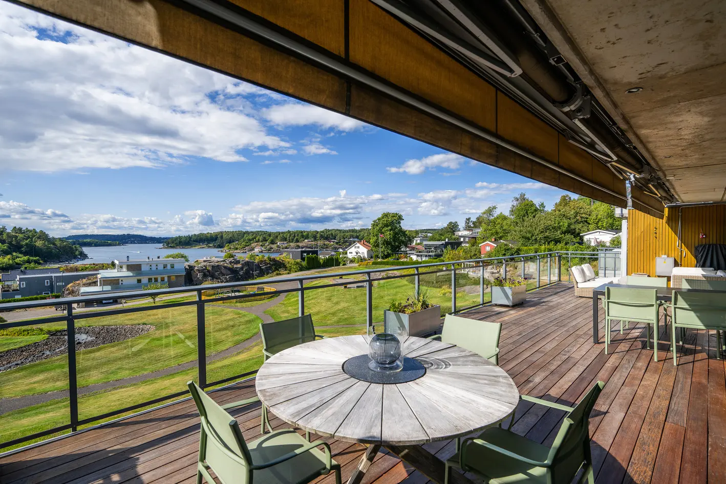 Unik toppleilighet over to plan med nydelig sjøutsikt - to store vestvendte terrasser og garasjeplass. Båtplass! photo 3