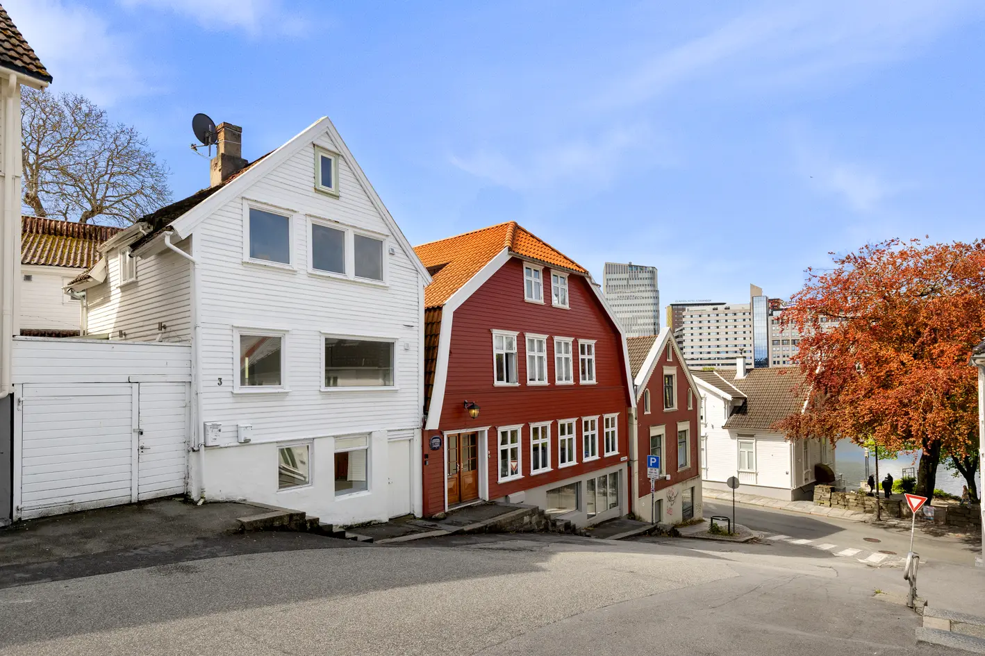 Hel tomannsbolig og anneks med godkjent boenhet og verksted (3 boenheter/2 næring) | Renoveringsbehov