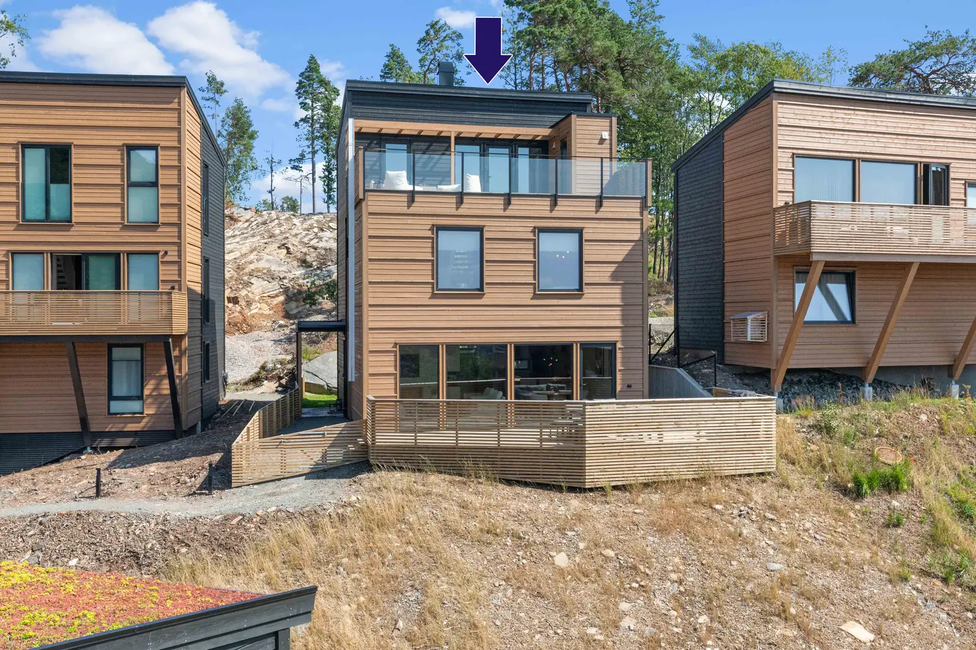En nyere, påkostet enebolig over 3 etasjer med 2 solrike terrasser. Carport med lader. Meget barnevennlig område. photo 2