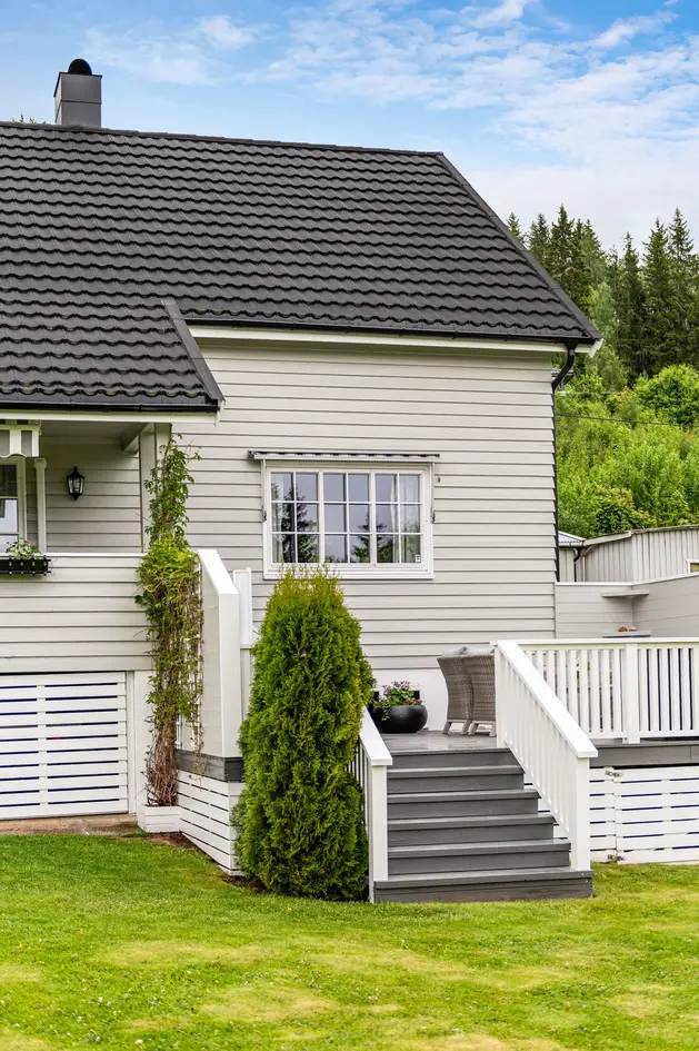 Velholdt hus over 1 ½ etasje med kjeller og 3 soverom. Stor velstelt hage med parkpreg og fint terrasseareal. Garasje. photo 5