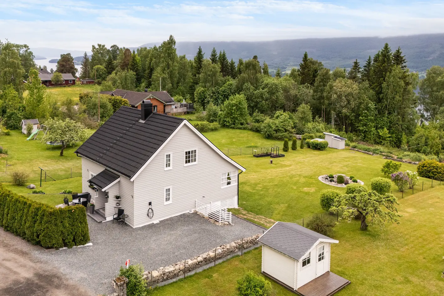 Velholdt hus over 1 ½ etasje med kjeller og 3 soverom. Stor velstelt hage med parkpreg og fint terrasseareal. Garasje. photo 2