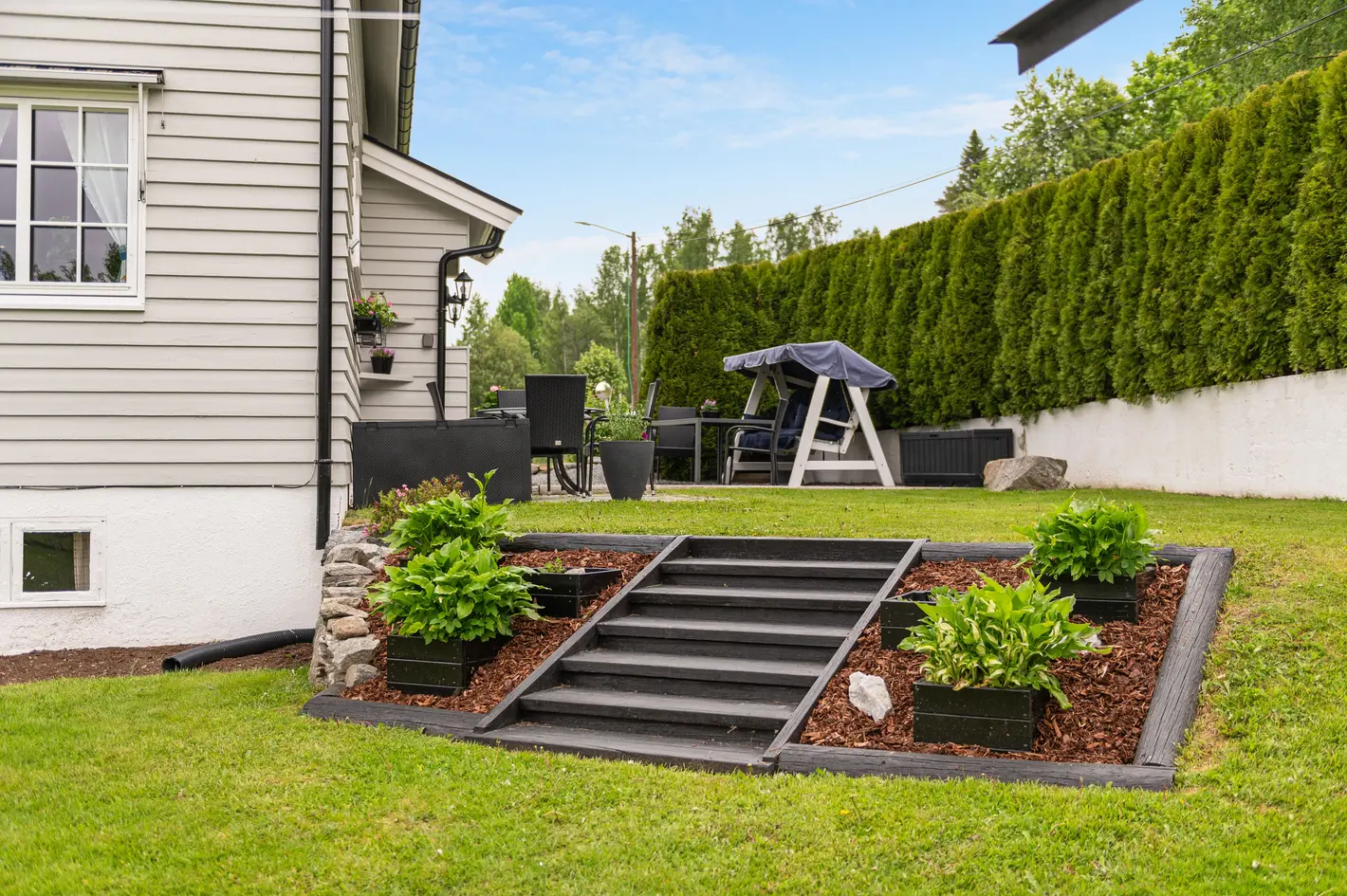 Velholdt hus over 1 ½ etasje med kjeller og 3 soverom. Stor velstelt hage med parkpreg og fint terrasseareal. Garasje. photo 4