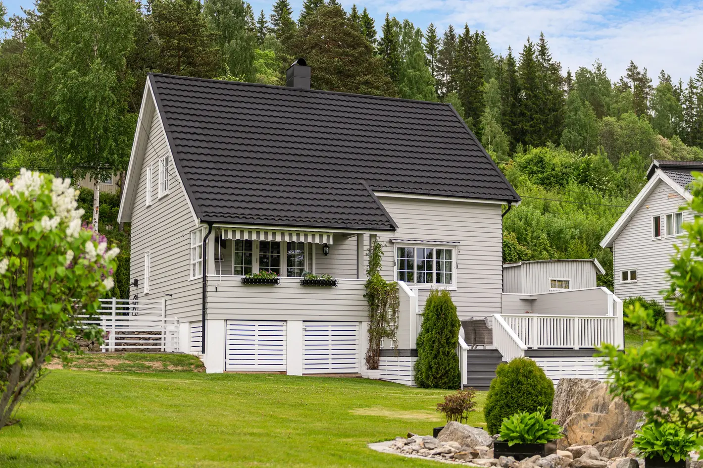 Velholdt hus over 1 ½ etasje med kjeller og 3 soverom. Stor velstelt hage med parkpreg og fint terrasseareal. Garasje. photo 3
