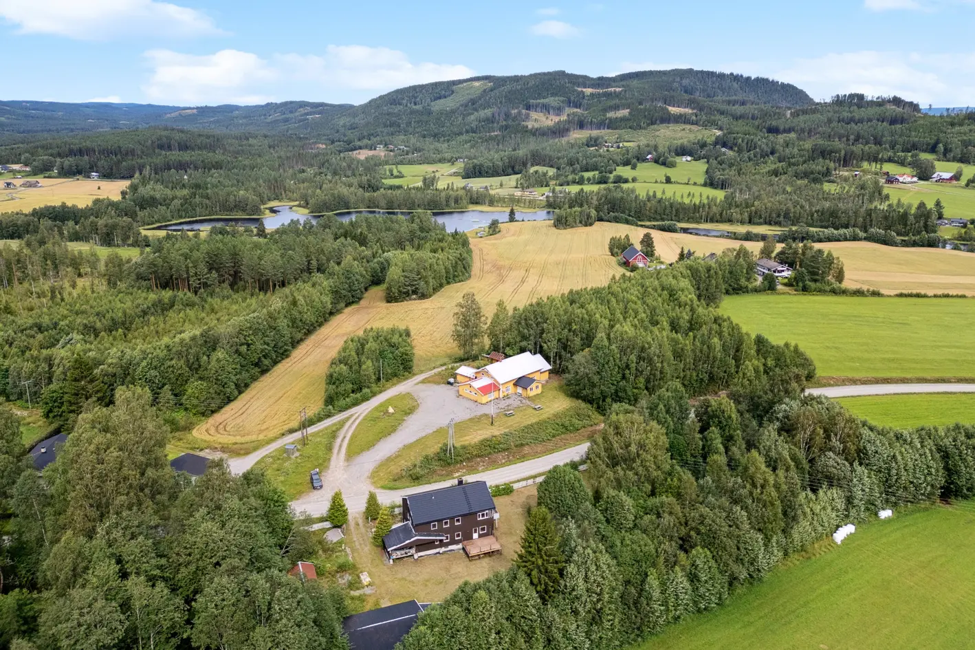 Innholdsrik og stor enebolig med oppussingsbehov i naturskjønne omgivelser! To kjøkken og to bad | Peis | 2,4 måls tomt  photo 2