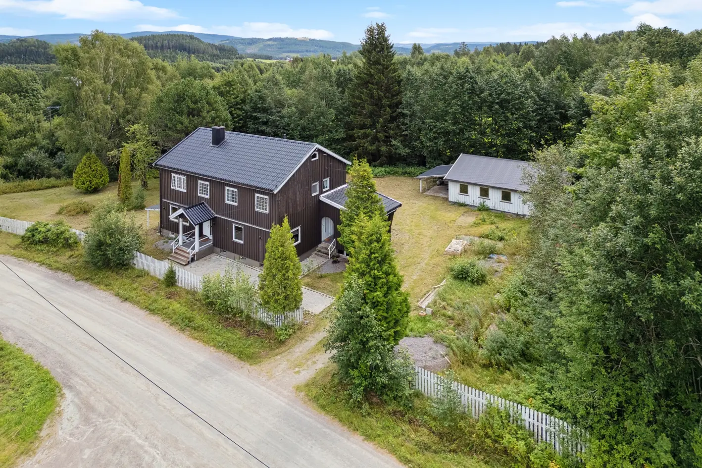 Innholdsrik og stor enebolig med oppussingsbehov i naturskjønne omgivelser! To kjøkken og to bad | Peis | 2,4 måls tomt  photo 3