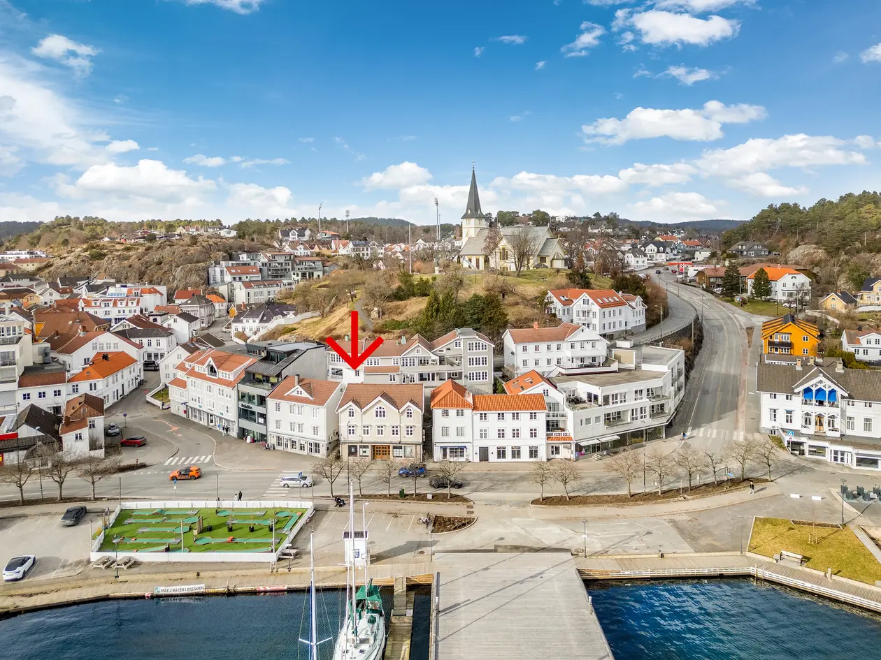 Ferieleilighet komb. utleie studenter med brygger og byliv i umiddelbar nærhet. Fint sjøgløtt. Nær busstopp., grimstad
