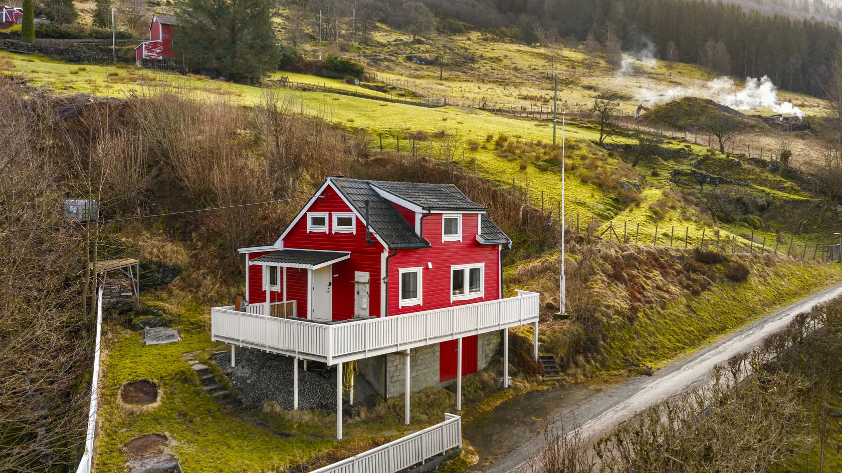 Sommeridyll ved sjøen - Velholdt fritidsbolig med naust, brygge, pir og båtopptrekk - Vestvendt og gode solforhold, sandeid