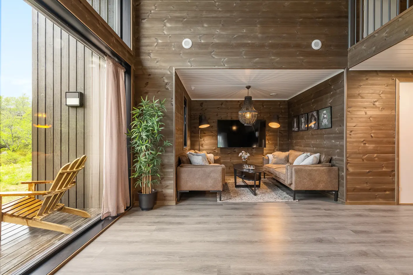 Lekker vertikaldelt hytte fra 2020 med tre/fire soverom og loft. Parkering i garasje med lader. Ski-in/out til skitrekk. - View 5