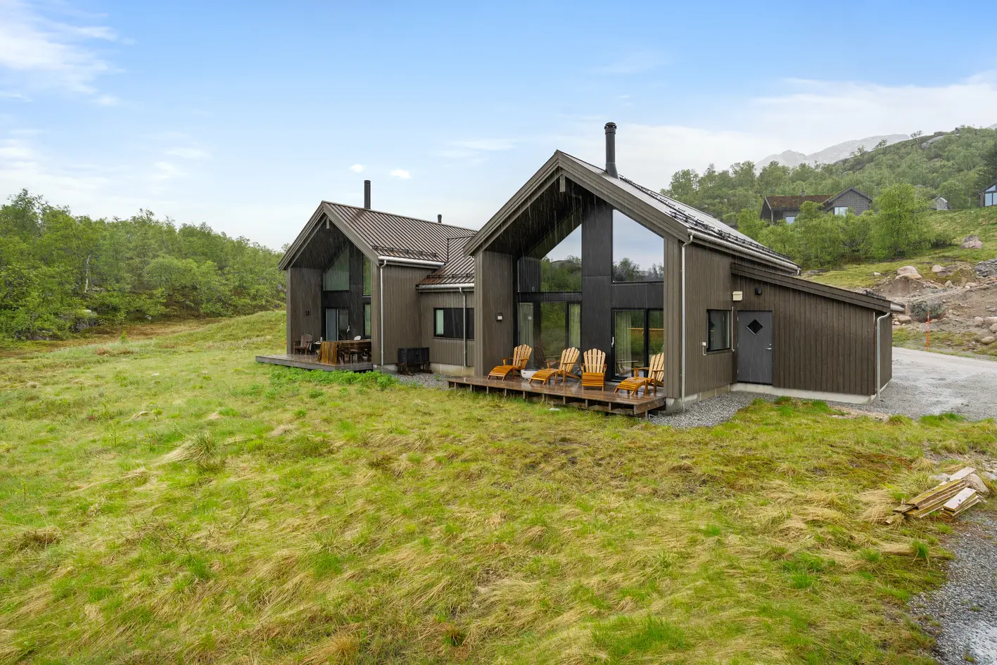 Lekker vertikaldelt hytte fra 2020 med tre/fire soverom og loft. Parkering i garasje med lader. Ski-in/out til skitrekk. - View 2