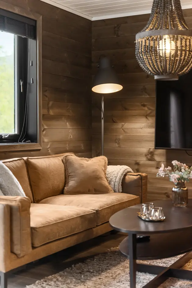 Lekker vertikaldelt hytte fra 2020 med tre/fire soverom og loft. Parkering i garasje med lader. Ski-in/out til skitrekk. - More