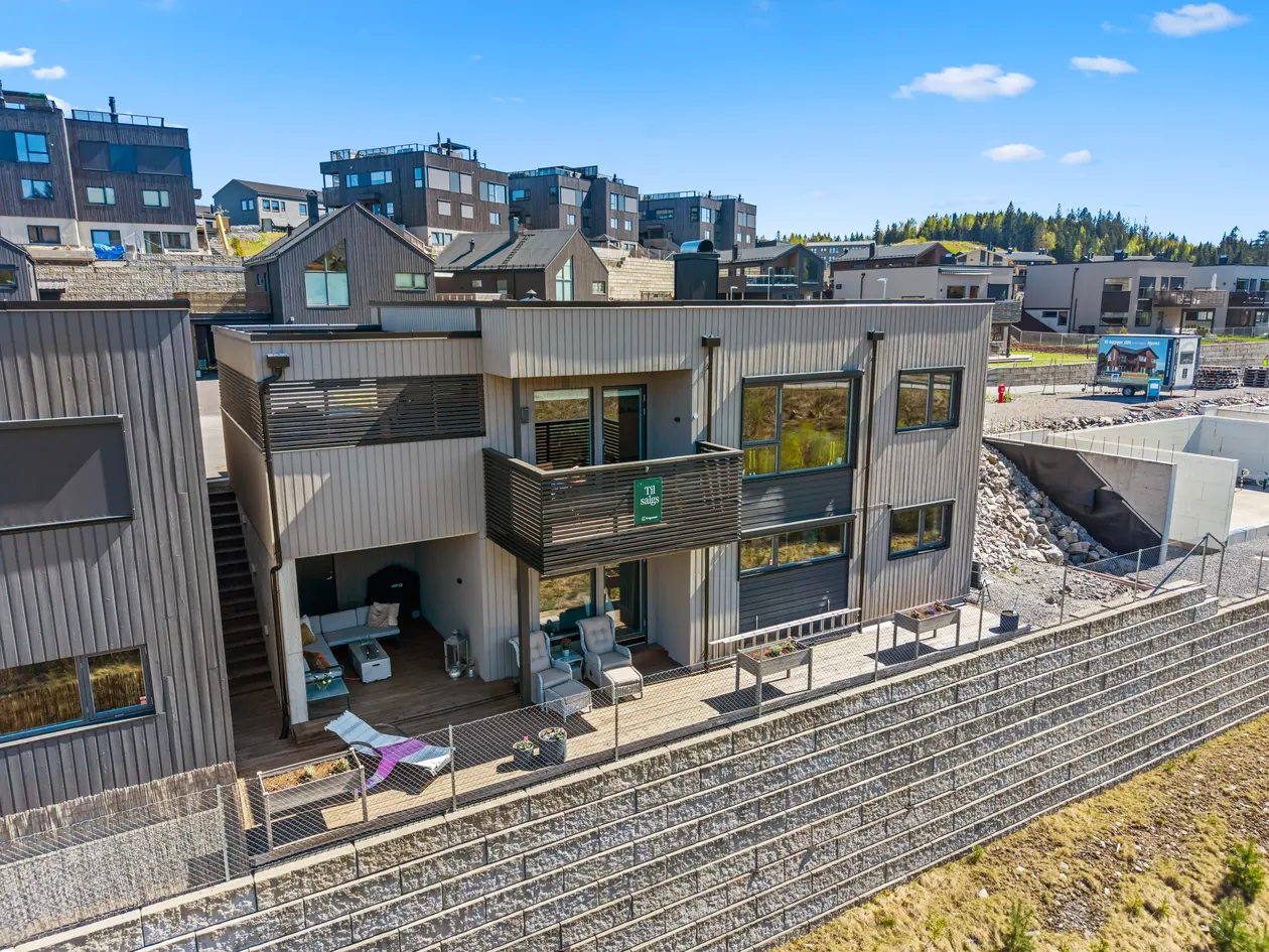 Lekker enebolig fra 2022 med høy standard | To vestvendte terrasser og marka som nabo | Carport m/ elbillader | Kun TG1